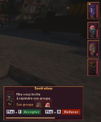 Le groupe en jeu : à droite, la colonne des quatre joueurs avec leur skin et leur vie, le chef couronné en haut ; en bas, une invitation, Maj + F pour accepter, Maj + A pour refuser.